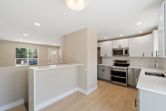 Building Photo - Beautifully Updated Ranch Home w/ Finished...