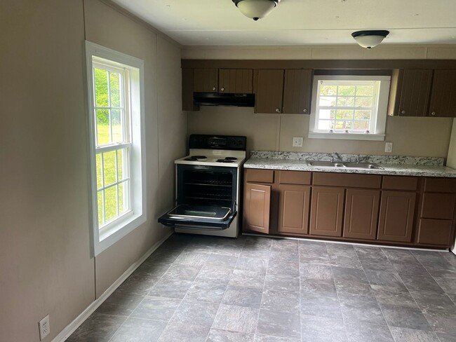 Building Photo - 2 Bedroom Mobile Home