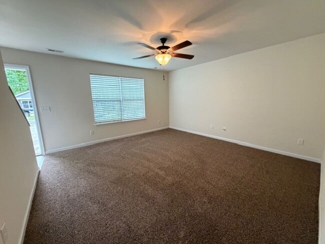 Building Photo - **MOVE IN SPECIAL, FREE FIRST MONTHS RENT ** 2Bedroom, 1.5 Bath Townhouse