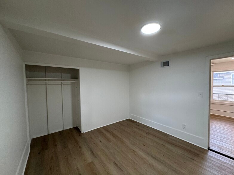 Building Photo - 303 Weston Ave