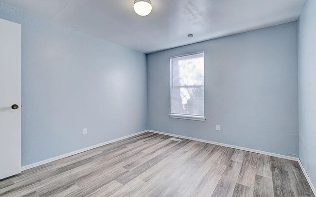 Building Photo - 3 bed two bath in Yukon, clean , updated a...