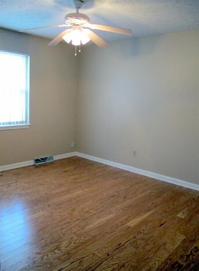 Building Photo - 927 Woods Hollow Dr