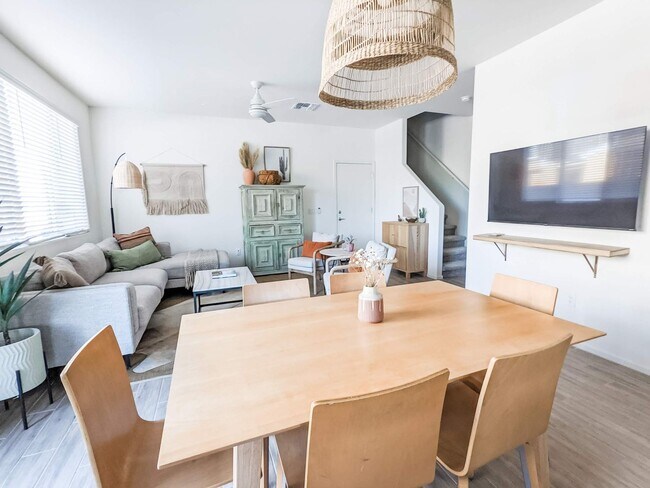 Building Photo - Gorgeous Fully Furnished - PRELEASE August 2026