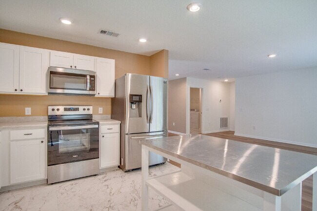 Building Photo - 3-Bed, 2-Bath Modern Home in Prime Locatio...