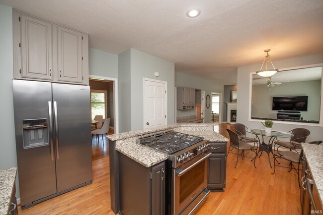 Building Photo - 3801 W Capilano Dr