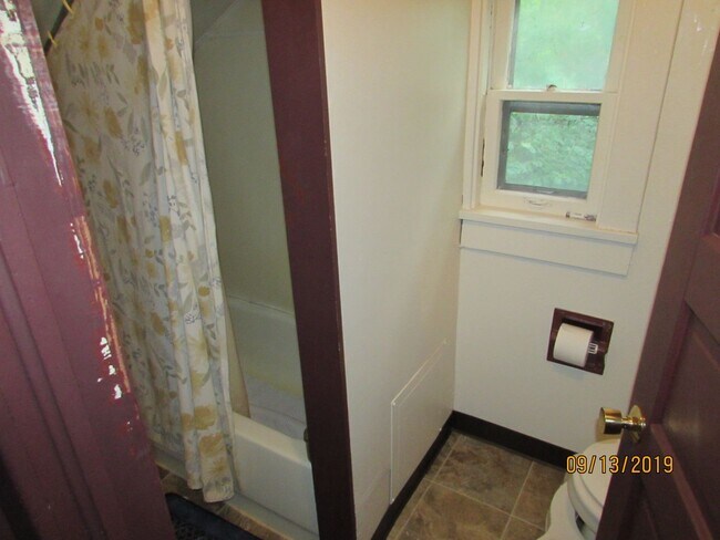 Building Photo - /Charming 3BR Near Downtown Madison - Available 8/15/2026