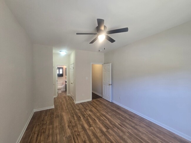 Building Photo - Super Cute Renovated End-Unit Loft Townhome in Arbor Creek!