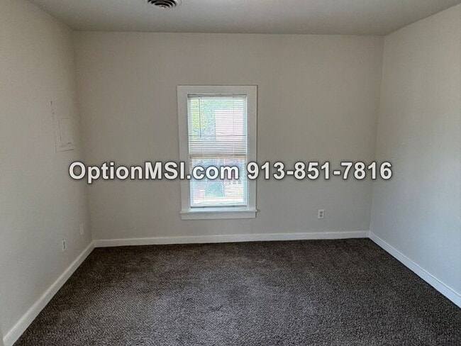 Building Photo - Freshly updated half-duplex