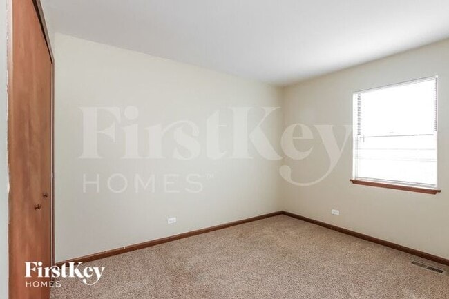 Building Photo - 2017 Willow Ridge Dr