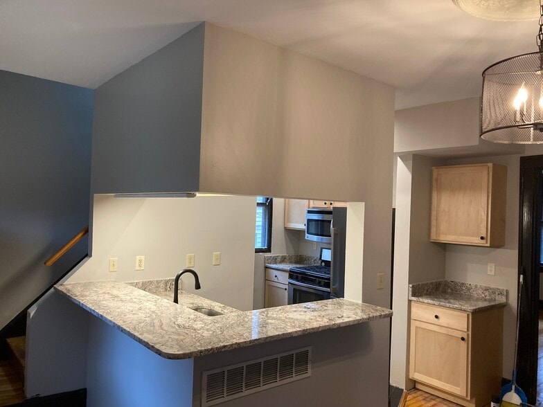 Updated kitchen with large granite bar for entertaining - 1122 Holman Ave