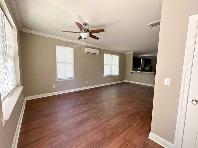 Building Photo - 704 Moore St