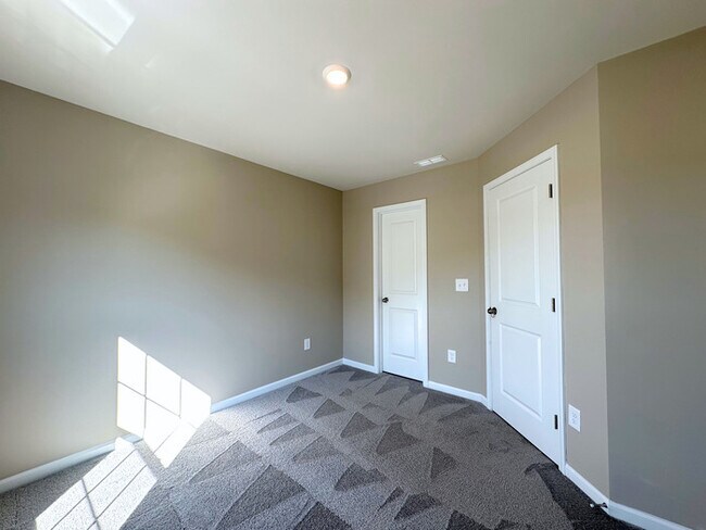 Building Photo - Spacious 4BR Home with Private Backyard Oasis