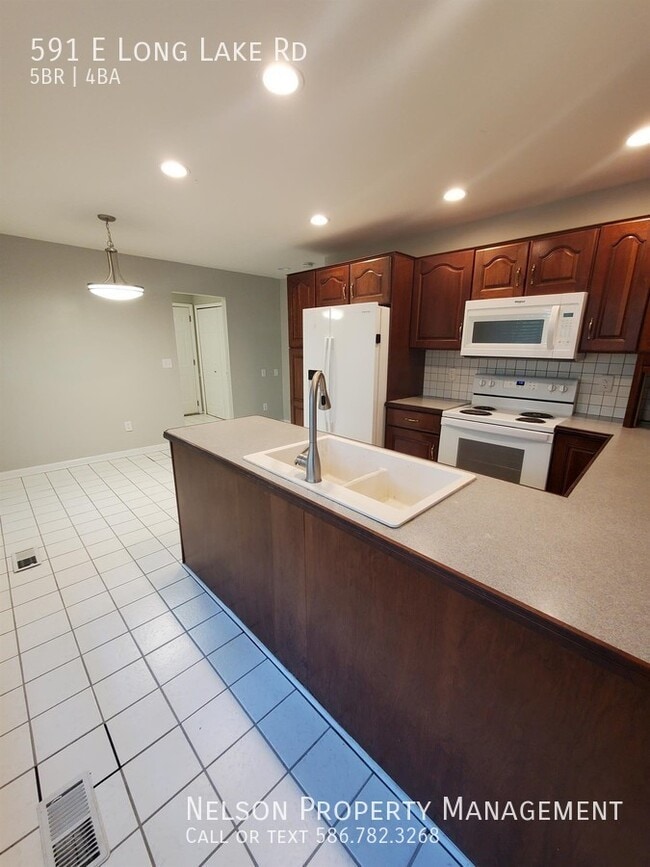 Building Photo - 591 E Long Lake Rd