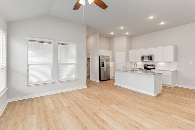 Building Photo - Brand New Luxury Duplex Available Today