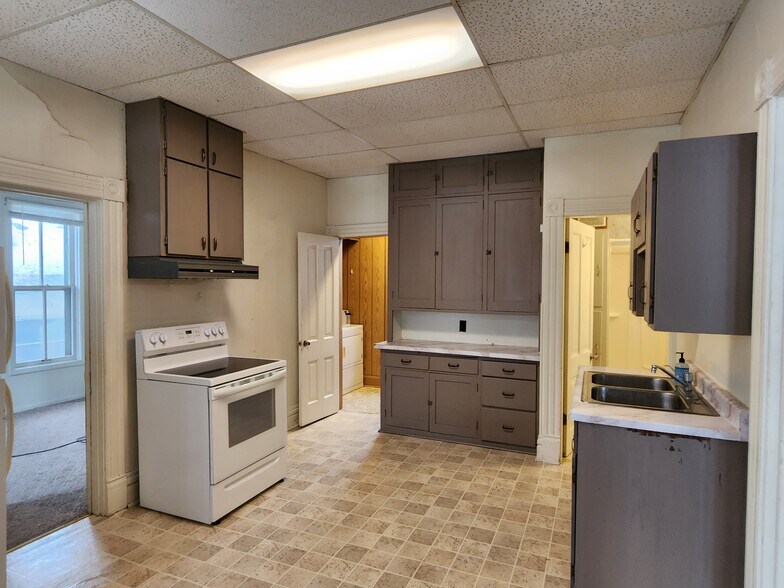 Kitchen - 352 8th St E