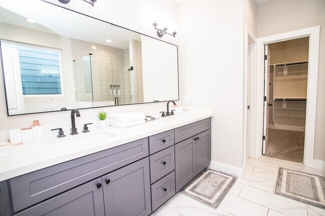 Building Photo - 1915 Kolfahl St