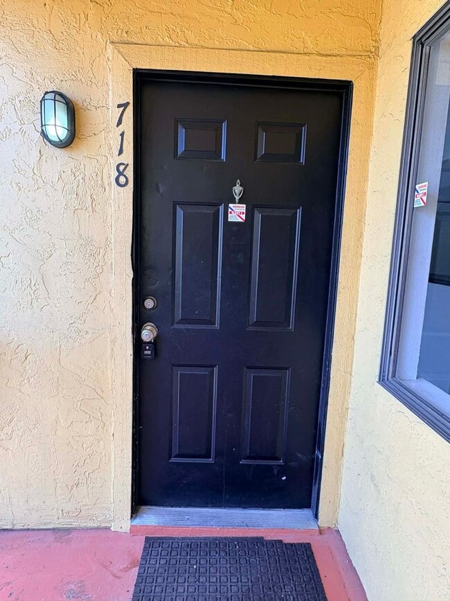 Building Photo - 1/1 Condo for Rent in Fort Myers