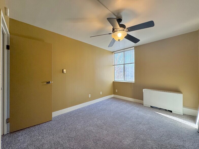 Building Photo - 600 E 8th St