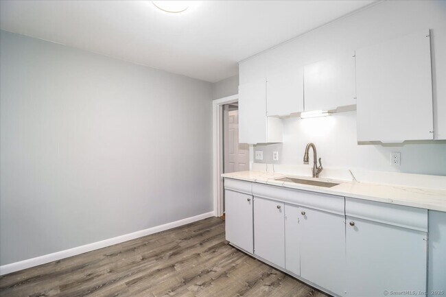 Building Photo - 9 Nicholas Square