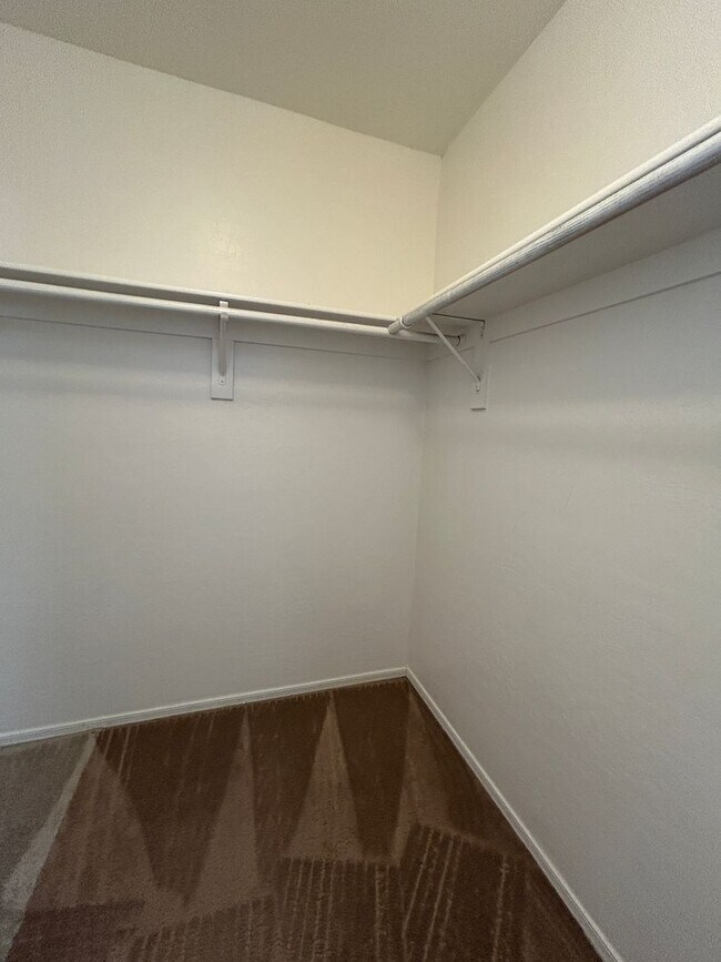 Building Photo - 3 Bedroom 2 1/2 Bathroom Freshly painted & carpet, Close to Grand Canyon University