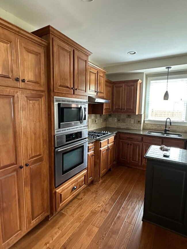 Building Photo - Brick Single Family Rental - 4 bedroom/4.5...