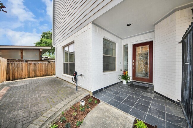 Building Photo - 908 W 26th St