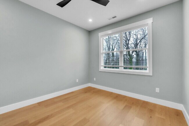 Building Photo - Updated 3-Bedroom, 2.5-Bathroom Townhome Gem in Landrum