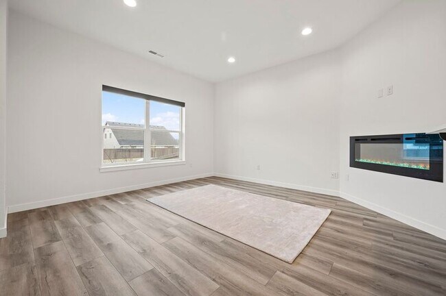 Building Photo - 18006 NE 47th Ave