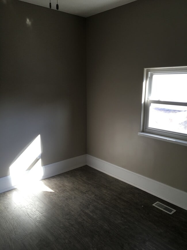 Building Photo - 4bdrm 1ba House for Rent $975 Central Heat & Air