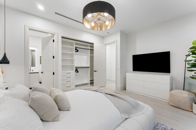 Building Photo - 220 S Swinton Ave