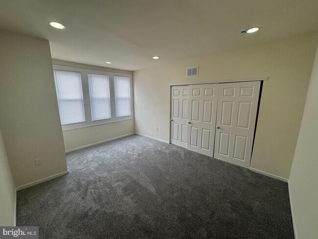 Building Photo - 5835 Catharine St