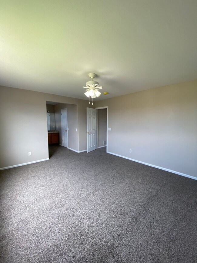Building Photo - Newly Remodeled 3 Bedroom Home in Claremon...