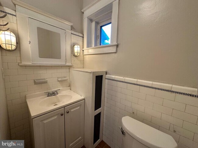 Building Photo - 451 Main St