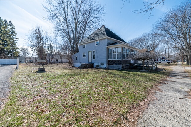 Building Photo - 1827 Gilbert St