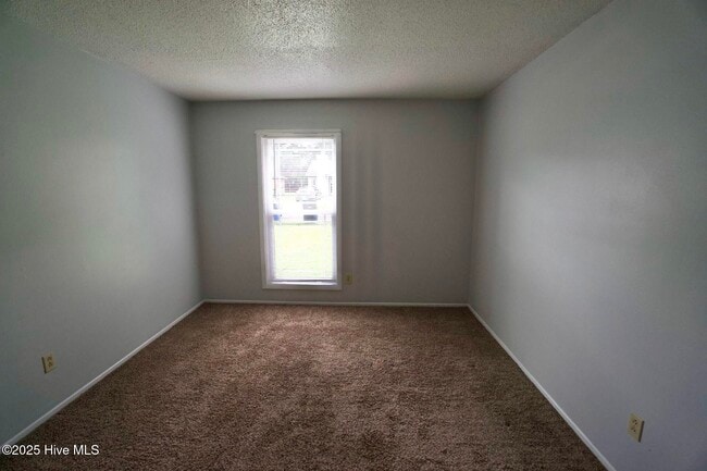 Building Photo - 115 Village Cir