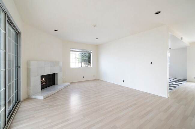 Building Photo - Beautiful 3-bedroom, 2.5-bath tri-level to...