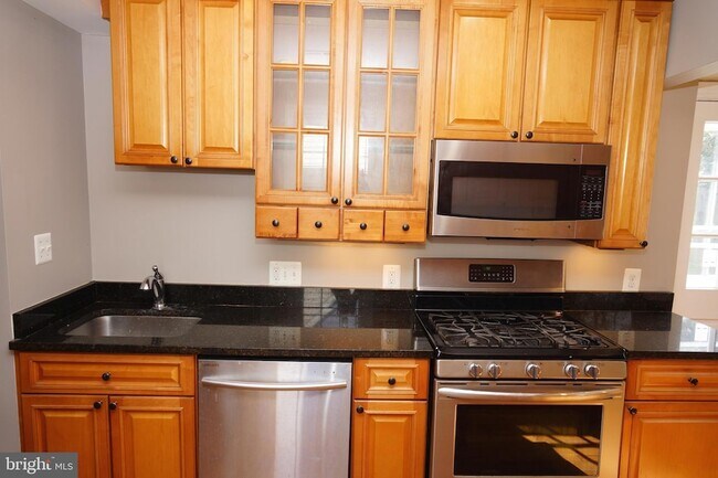 Building Photo - 923 Lewis Ave