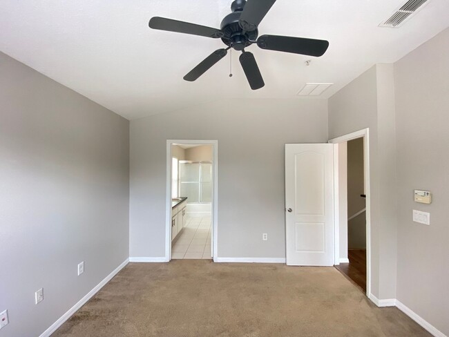 Building Photo - Newly Listed 2/2 in a Beautiful Community!