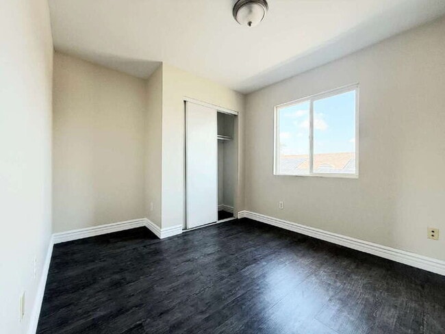 Building Photo - 846 W 55th St