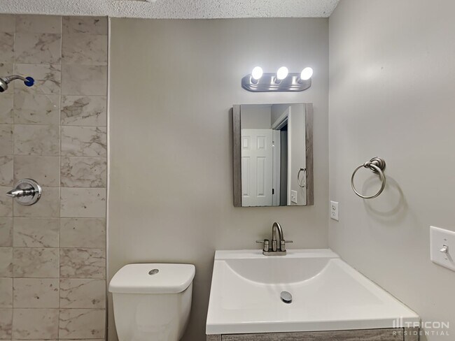 Building Photo - 2731 Greenwood Ln W