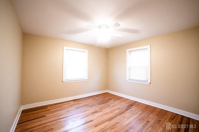 Building Photo - 341 David St