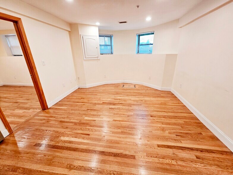 Building Photo - 1803 Beacon St