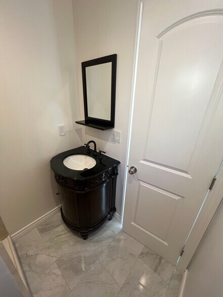 Building Photo - 5149 Arlington Ave