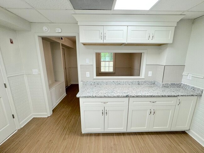 Building Photo - COME MEET YOUR NEW HOME! 2 BEDROOM APARTMENT IN PORTSMOUTH FOR RENT