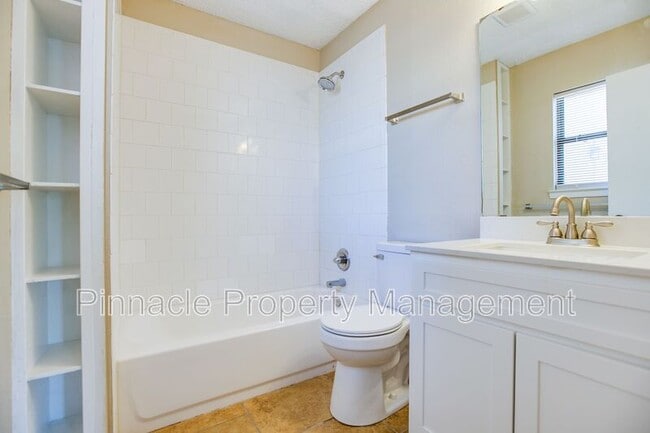 Building Photo - 1427 Gregory Dr