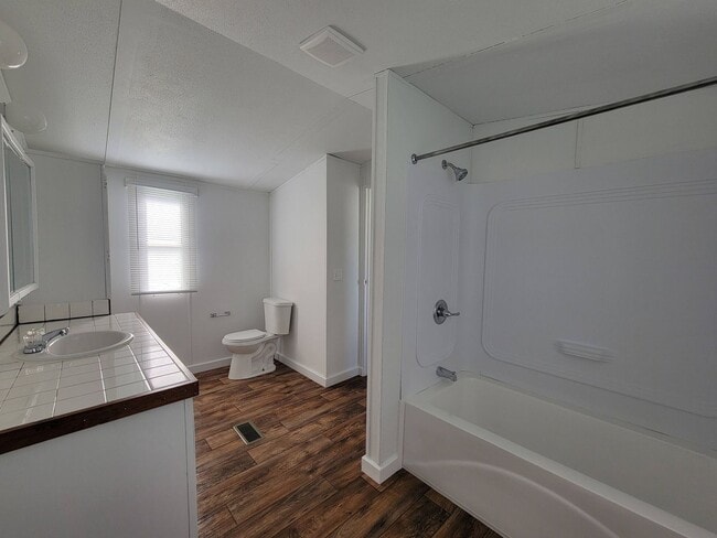 Building Photo - Ready to Move in