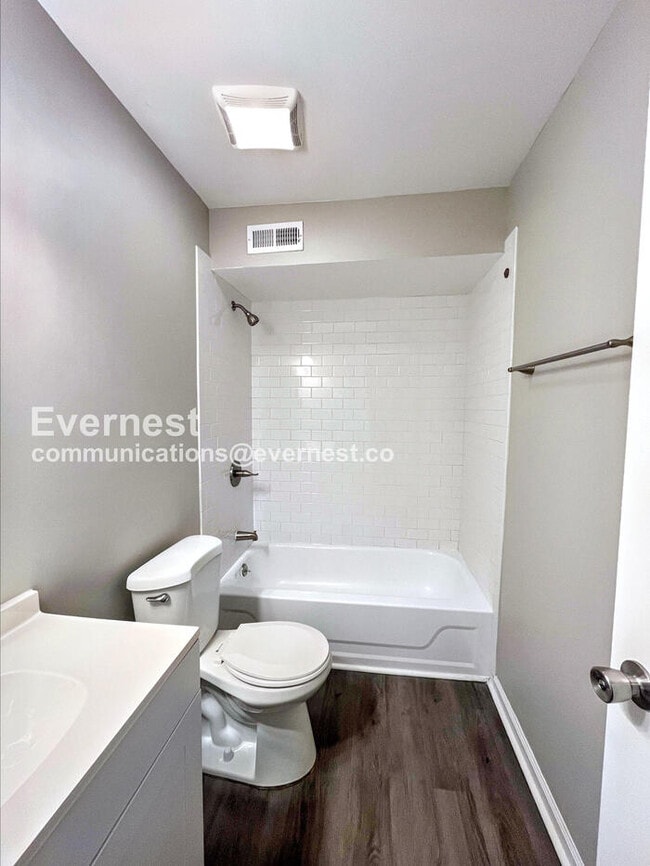 Building Photo - 2315 Oak Ct