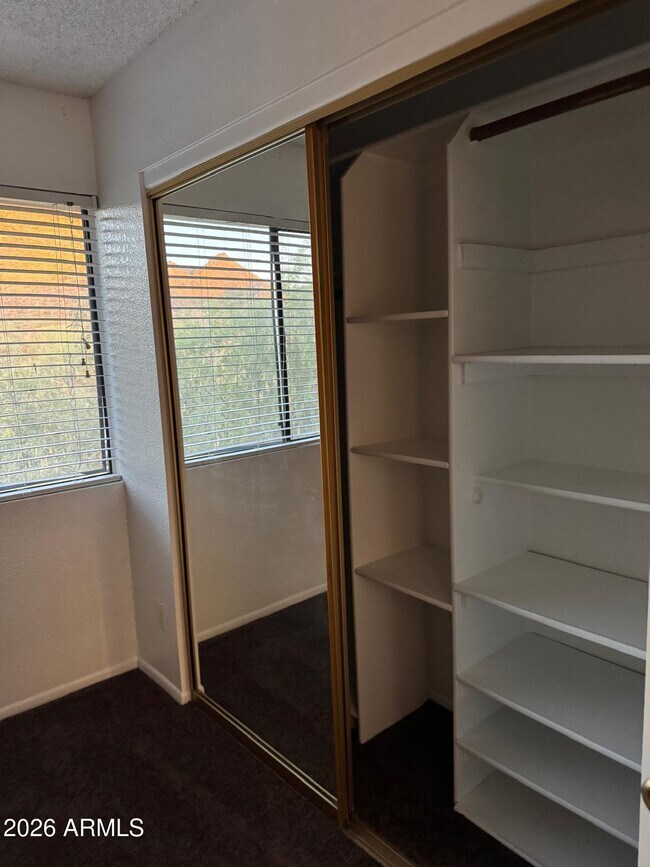 Building Photo - 1545 E Sahuaro Dr