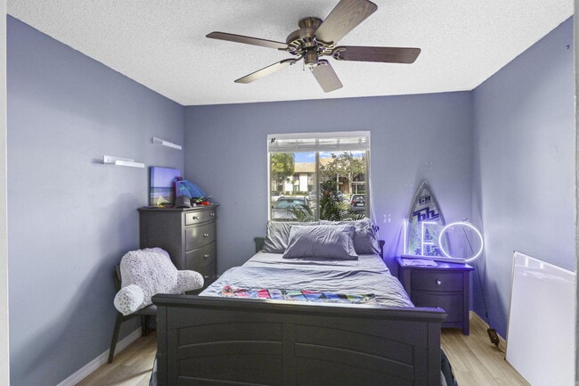 Building Photo - 2025 SW Silver Pine Way