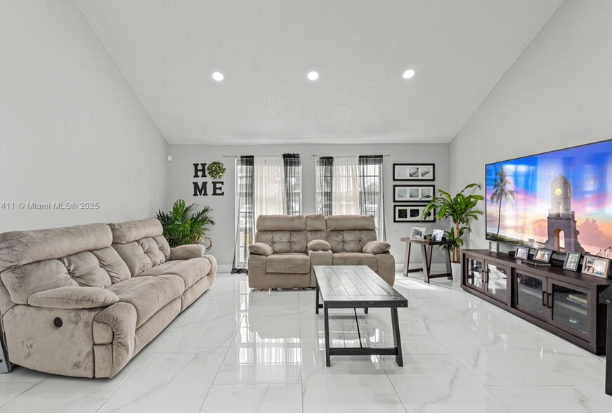 Building Photo - 8351 SW 39th Ct